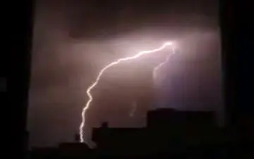 لحظه وقوع رعد و برق در آسمان پایتخت +فیلم