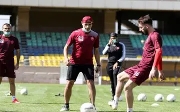 گل محمدی:  بازیکنان پرسپولیس با کسب جام ها و موفقیت ها اشباع نمی‌شوند/ هیج تمایلی به صحبت درباره بی احترامی ها و حواشی ندارم 