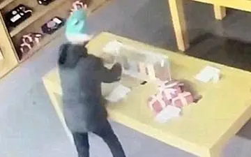 روش احمقانه دزد برای سرقت از یک موبایل فروشی! +فیلم 