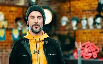 استایل جنجالی امین حیایی در شب قتل کارگردان|تصویری از حضور شبانه امین حیایی با استایل خاص مقابل ویلای مرحوم داریوش مهرجویی
