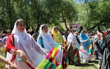  شور و نشاط «ورزش در آبادی» در چغاخور؛ پیاده‌روی 2500 نفری برگزار شد