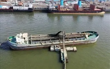 توقیف یک فروند شناور تجاری/ این شناور حامل کالای قاچاق بود