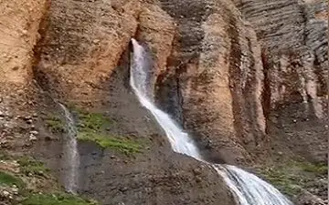 آبشار زیبا در دل کوه‌های دورود