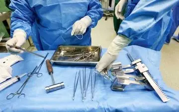 آواز خواندن پزشک مغز و اعصاب در اتاق عمل! +عکس