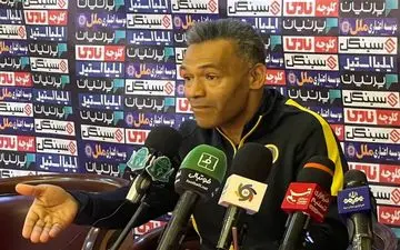 مورایس: استقلال لیگ را از دست داد نه سپاهان!