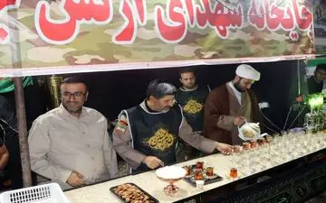 تیپ ۱۸۱ زرهی ارتش به زائران اربعین در مرز خسروی خدمت رسانی می کند