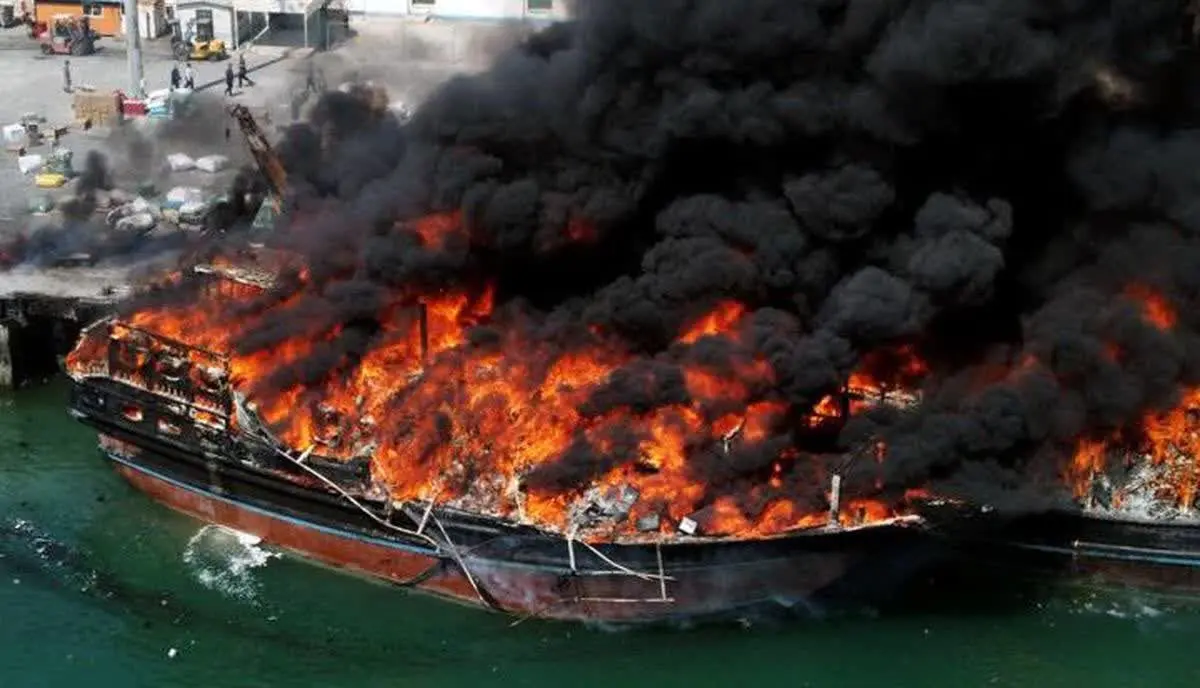 حریق یک فروند لنج باری در بندر چارک