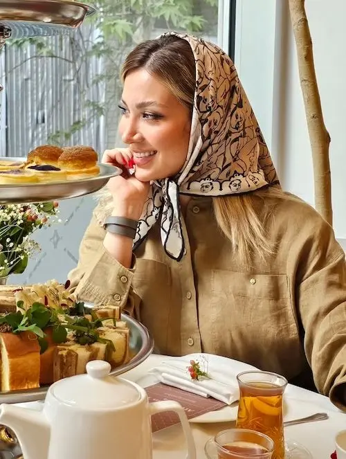 مینا مختاری؛ بانوی خوش‌استایل و ملکه‌ی مینی‌اسکارف‌ها