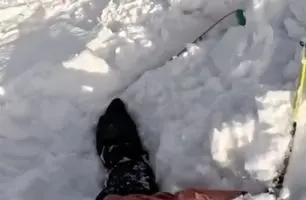 لحظه وحشتناک گرفتار شدن اسکی‌باز در بهمن | فیلم لحظه حادثه