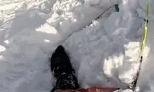 لحظه وحشتناک گرفتار شدن اسکی‌باز در بهمن | فیلم لحظه حادثه