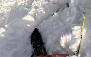 لحظه وحشتناک گرفتار شدن اسکی‌باز در بهمن | فیلم لحظه حادثه