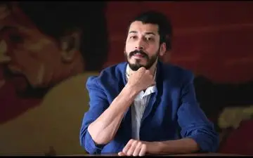 استایل رسمی و شیک بهرام افشاری در آستانه‌ی اجرای نمایش