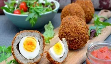 طرز تهیه تخم‌ مرغ اسکاتلندی با لایه‌ای از گوشت و طعمی عالی