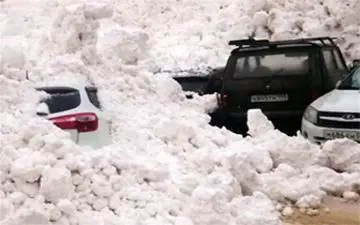 فیلم لحظه مدفون شدن خودروها زیر بهمن