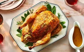 مرغ شکم‌ پر ترکیه‌ ای با سس مخصوص؛ طعمی متفاوت از دل آشپزخانه عثمانی