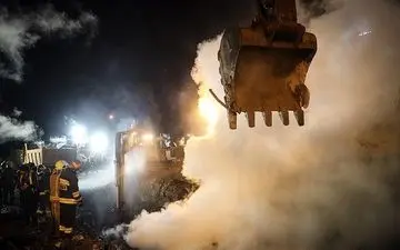 
وضعیت در شمال‌غربی پلاسکو بحرانی است/ با آهن مذاب روبه‌رو شدیم/انتقال بیش از ۱۸ هزار تن آوار 