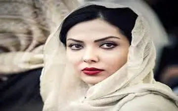 پوشش و حجاب نامتعارف لیلا اوتادی با پس زمینه منشوری!