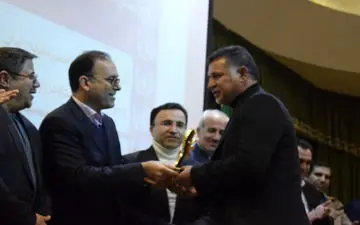 اهدا تندیس مهر حقوق بشر به علی دایی اسوره فوتبال ایران در کرمانشاه 