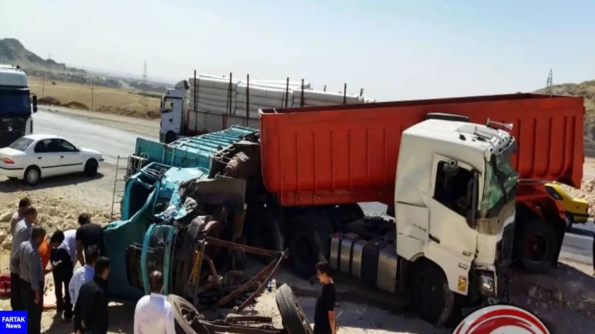 تصادف خونین تریلر و کامیون در محور مهران - ایلام
