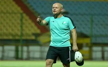 مربی صنعت نفت: در تیم ما کسی از بیرون نمی‌تواند بگوید چه کسی بازی کند چه کسی نکند