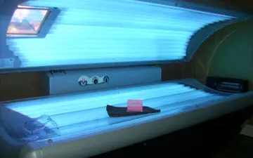 سولاریوم و بلایی که بر سر دختر جوان آمد

