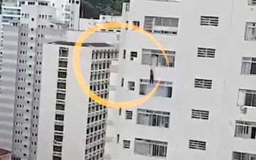 لحظات وحشتناک آویزان شدن زن از طبقه شانزدهم برج! (فیلم)