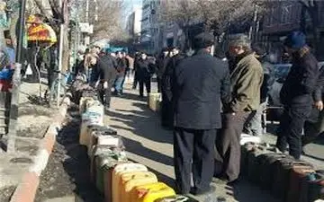 مرگ غم انگیز زن بلوچ/ او سه روز در صف نفت بود تا جان داد! 