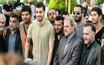 استقبال پرشور انزلی چی‌ها از جانشین قایقران (عکس)