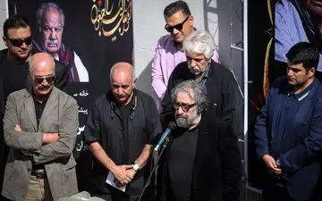 اظهارات تند پرویز پرستویی علیه مهران مدیری در تشییع جنازه ملک مطیعی+عکس و فیلم