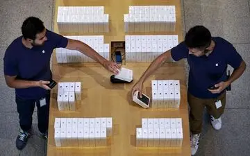 قیمت آیفون سر به‌فلک کشید؛ فروش گوشی اپل با دلار ۱۱۲ هزار تومانی 