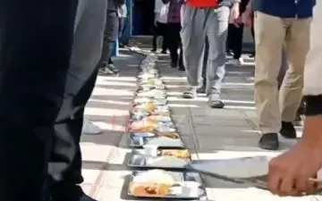 اعتصاب غذای دانشجویان فرهنگیان زنجان پس از پیدا شدن شپش در غذا!