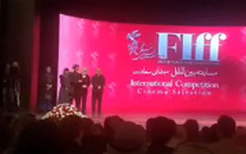 نوید محمدزاده در اختتامیه جهانی فیلم فجر: از این سیمرغ‌ ها به من بدهید