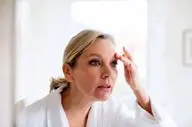 ۶ اشتباه بزرگ در آرایش ابرو که باعث پیری چهره می‌شود و روش‌های رفع آن