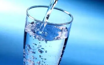 این نوشیدنی ساده چربی شکم‌تان را از آب می‌برد!