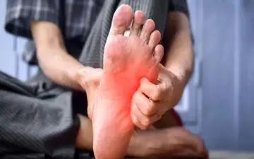 چرا کف پا می‌خارد؟ از خشکی ساده پوست تا زنگ خطر بیماری‌های داخلی