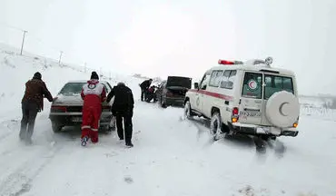 رهاسازی راننده گرفتار در برف و کولاک در اسدآباد