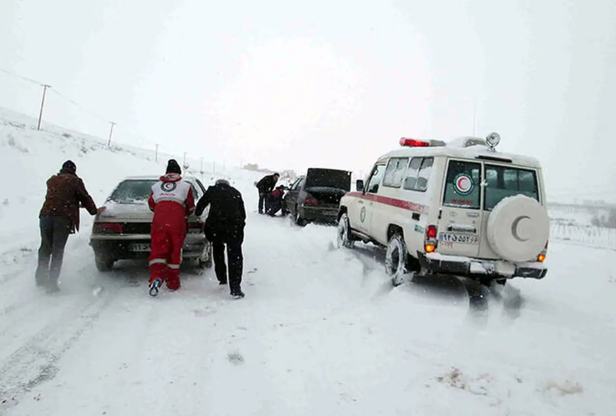رهاسازی راننده گرفتار در برف و کولاک در اسدآباد