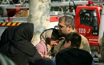 گریه های دختر در آغوش پدر فداکارش روبروی پلاسکو