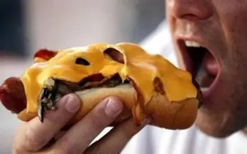  ۱۰ خوراکی که خوردن آن‌ها پیش از خواب توصیه نمی‌شود