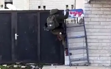 ناتوانی سرباز صهیونیست در بالا رفتن از دیواری کوتاه +فیلم 