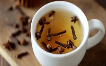 با نوشیدن روزانه آب میخک، ۷ اتفاق حیرت‌انگیز در بدن شما رخ می‌دهد!