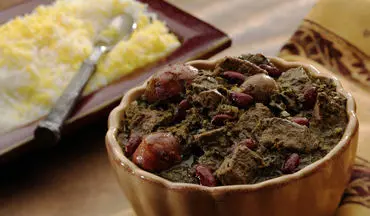 قورمه سبزی با گوشت گوسفندی؛ راز طعمی اصیل و خوش‌ عطر / سبزی را تفت دهید تا تلخی آن گرفته شود!