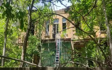 آتش‌سوزی گسترده در ساختمان قدیمی «امیرمقتدر» کرمانشاه + فیلم