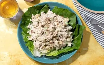 طرز تهیه سالاد مرغ با مغزها؛ خوشمزه، سالم و پرپروتئین