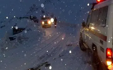 ترافیک پرحجم در ۳ محور مواصلاتی/ بارش برف و باران در جاده‌های ۷ استان
