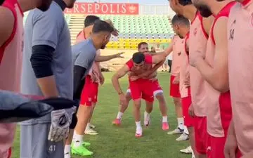 
بازگشت مهاجم محبوب با استقبال جالب هم‌تیمی‌ها