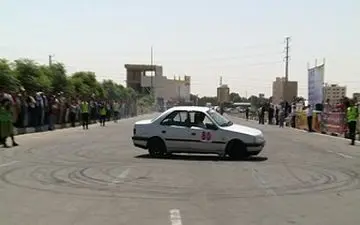 انجام حرکات نمایشی با خودروی داخلی+فیلم