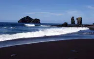 ساحل جزیره ای که سیاه است|تصویری از ساحلی با سیاهی طبیعی!