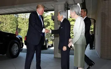 ترامپ به امپراطور ژاپن تعظیم نکرد /عکس