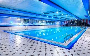 اقدام خطرناک پدر و فرزند در استخر حادثه وحشتناکی را رقم زد + ویدئو